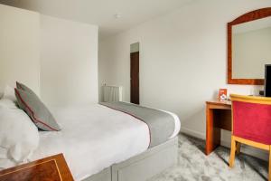 Postel nebo postele na pokoji v ubytování OYO Glenpark Hotel, Ayr Central