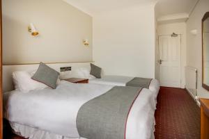 Postel nebo postele na pokoji v ubytování OYO Glenpark Hotel, Ayr Central