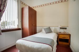 Postel nebo postele na pokoji v ubytování OYO Glenpark Hotel, Ayr Central