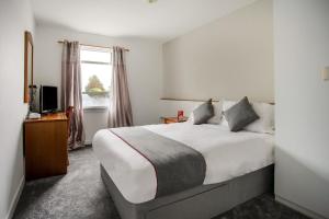 Postel nebo postele na pokoji v ubytování OYO Glenpark Hotel, Ayr Central