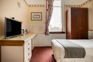 TV a/nebo společenská místnost v ubytování OYO Glenpark Hotel, Ayr Central
