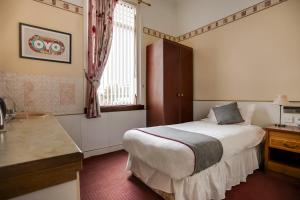 Postel nebo postele na pokoji v ubytování OYO Glenpark Hotel, Ayr Central