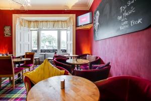 Posezení v ubytování OYO Glenpark Hotel, Ayr Central