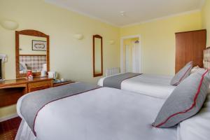 Postel nebo postele na pokoji v ubytování OYO Glenpark Hotel, Ayr Central
