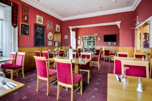 TV a/nebo společenská místnost v ubytování OYO Glenpark Hotel, Ayr Central