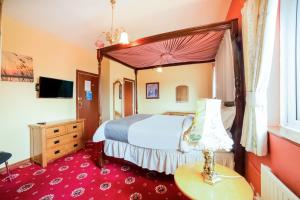 OYO The Royal Hotel客房内的一张或多张床位