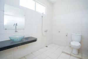 Koupelna v ubytování Capital O 1430 Hotel Ratna Syariah