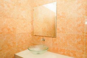 Koupelna v ubytování Capital O 1430 Hotel Ratna Syariah