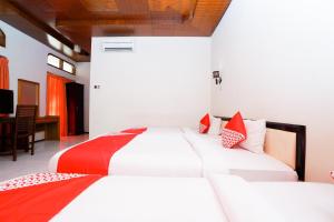 Postel nebo postele na pokoji v ubytování Capital O 1430 Hotel Ratna Syariah
