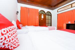 Postel nebo postele na pokoji v ubytování Capital O 1430 Hotel Ratna Syariah