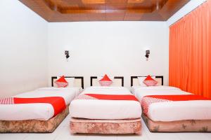 Postel nebo postele na pokoji v ubytování Capital O 1430 Hotel Ratna Syariah