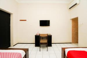 TV a/nebo společenská místnost v ubytování Capital O 1430 Hotel Ratna Syariah