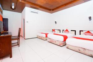 Postel nebo postele na pokoji v ubytování Capital O 1430 Hotel Ratna Syariah + 37 fotografií