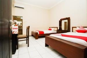 Postel nebo postele na pokoji v ubytování Capital O 1430 Hotel Ratna Syariah