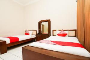 Postel nebo postele na pokoji v ubytování Capital O 1430 Hotel Ratna Syariah