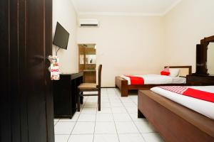 Postel nebo postele na pokoji v ubytování Capital O 1430 Hotel Ratna Syariah
