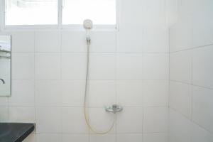 Koupelna v ubytování Capital O 1430 Hotel Ratna Syariah