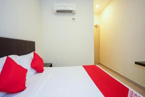 Postel nebo postele na pokoji v ubytování Hotel O Jj Hotel Sitiawan