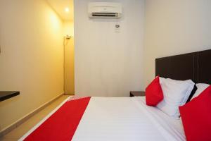 Postel nebo postele na pokoji v ubytování Hotel O Jj Hotel Sitiawan