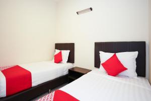 Postel nebo postele na pokoji v ubytování Hotel O Jj Hotel Sitiawan