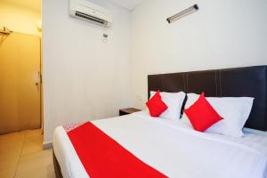 Postel nebo postele na pokoji v ubytování Hotel O Jj Hotel Sitiawan