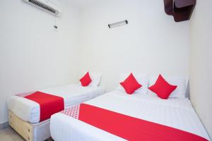Postel nebo postele na pokoji v ubytování Hotel O Jj Hotel Sitiawan