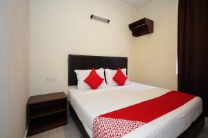 Postel nebo postele na pokoji v ubytování Hotel O Jj Hotel Sitiawan