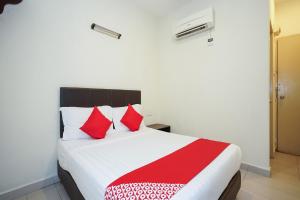 Postel nebo postele na pokoji v ubytování Hotel O Jj Hotel Sitiawan