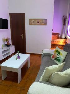 salon z kanapą i stołem w obiekcie Casa Cris w mieście Aracena