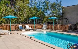 Πισίνα στο ή κοντά στο Cozy Home In Bagnols Sur Ceze +17 φωτογραφίες