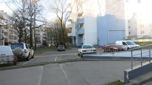 une rue avec des voitures garées dans un parking dans l'établissement Cat Garden Premium Apartments Riga, à Riga 81 autres photos