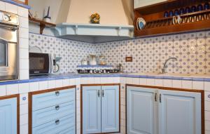 Η κουζίνα ή μικρή κουζίνα στο Gorgeous Apartment In Trabia With Wifi
