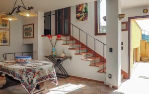 comedor con mesa y escaleras en Cozy Home In Sciacca With Wifi, en Sciacca