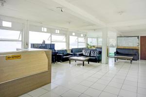 Posezení v ubytování Collection O Gapura Hotel Near Parapat Penatapan Danau Toba
