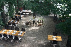 an overhead view of tables and chairs in a garden at Der Höfener Garten in Nürnberg