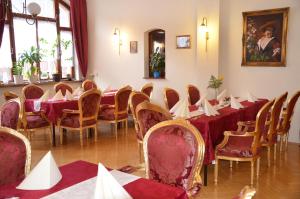 a conference room with tables and chairs and a painting at Hotel Zur Hallenburg in Kurort Steinbach-Hallenberg