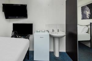 TV a/nebo společenská místnost v ubytování Chris's Motel