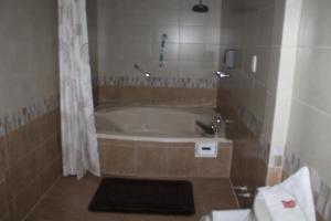 La salle de bains est pourvue d'une baignoire et d'un lavabo. dans l'établissement Hotel El Refugio, à Tlaxcala de Xicohténcatl 61 autres photos