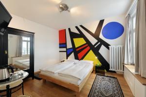 Una cama o camas en una habitación de Hotel National Bern