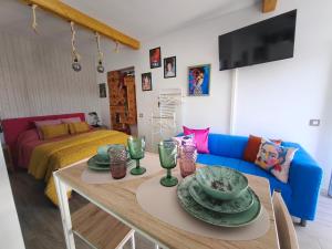a living room with a table and a couch at Home Glos ter in Tarajalejo