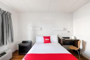 Postel nebo postele na pokoji v ubytování OYO Hotel Houston Katy Freeway