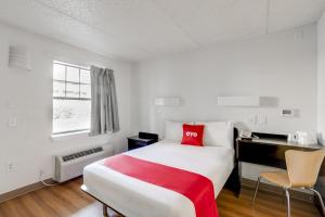 Postel nebo postele na pokoji v ubytování OYO Hotel Houston Katy Freeway
