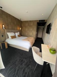 Postel nebo postele na pokoji v ubytování Hôtel égide