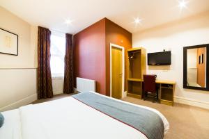Postel nebo postele na pokoji v ubytování OYO Imperial Hotel