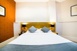 Postel nebo postele na pokoji v ubytování OYO Imperial Hotel