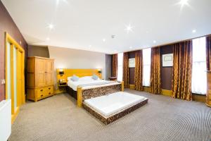 Postel nebo postele na pokoji v ubytování OYO Imperial Hotel