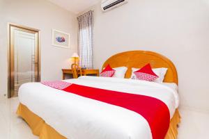 Postel nebo postele na pokoji v ubytování Capital O 1867 Kara Guest House