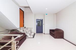Posezení v ubytování Capital O 1867 Kara Guest House + 37 fotografií