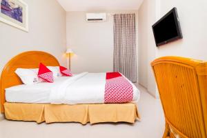 Postel nebo postele na pokoji v ubytování Capital O 1867 Kara Guest House