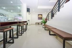 ジョグジャカルタにあるCollection O Yogyakarta near Jalan Malioboro formerly Alena Residenceのベンチと階段のあるレストラン内のバー